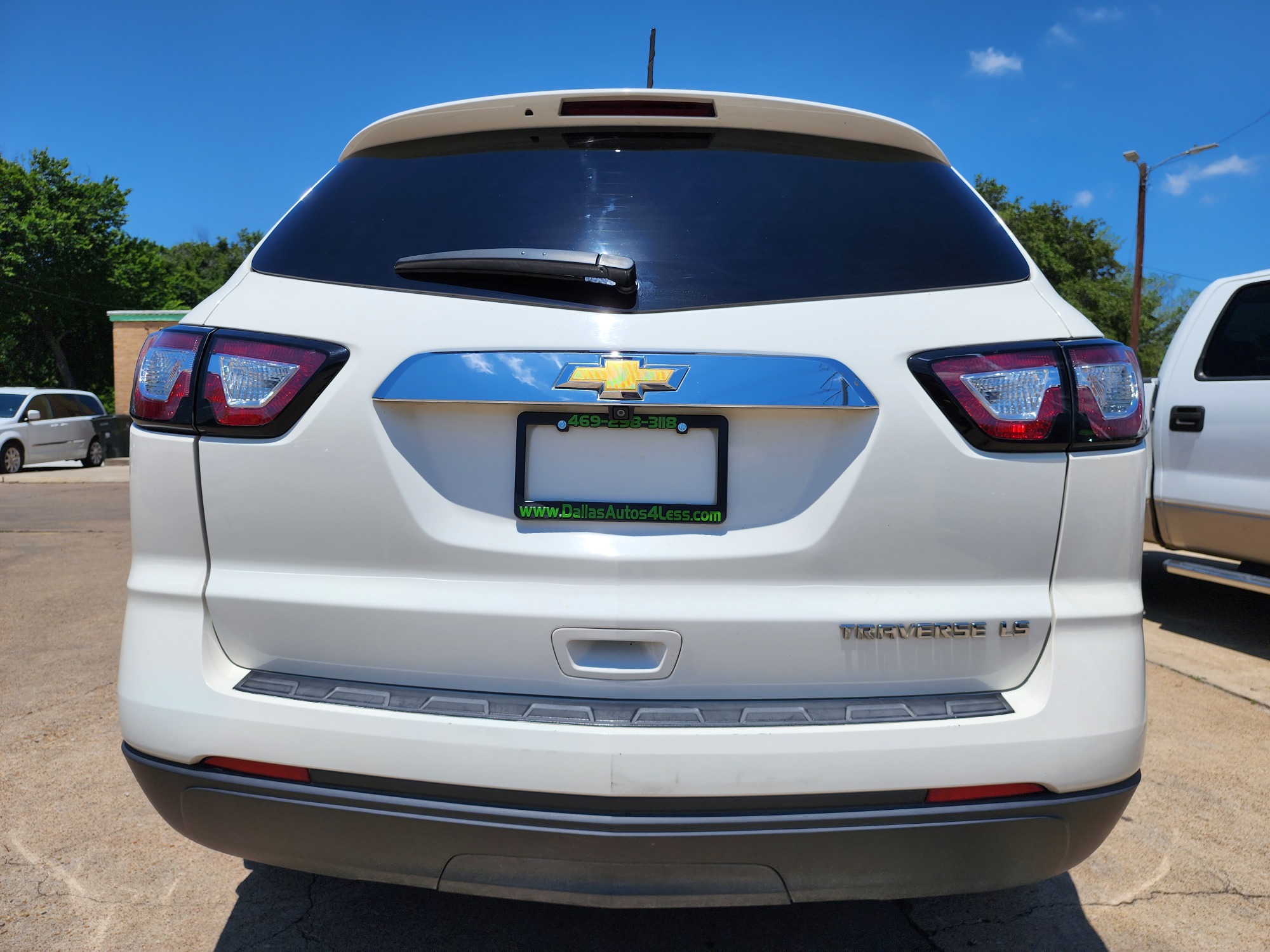 2014 WHITE Chevrolet Traverse LS w/PDC (1GNKRFED1EJ) with an 3.6L V6 DOHC 24V engine, 6-Speed Automatic transmission, located at 2660 S.Garland Avenue	, Garland, TX, 75041, (469) 298-3118, 32.885387, -96.656776 - Photo #4